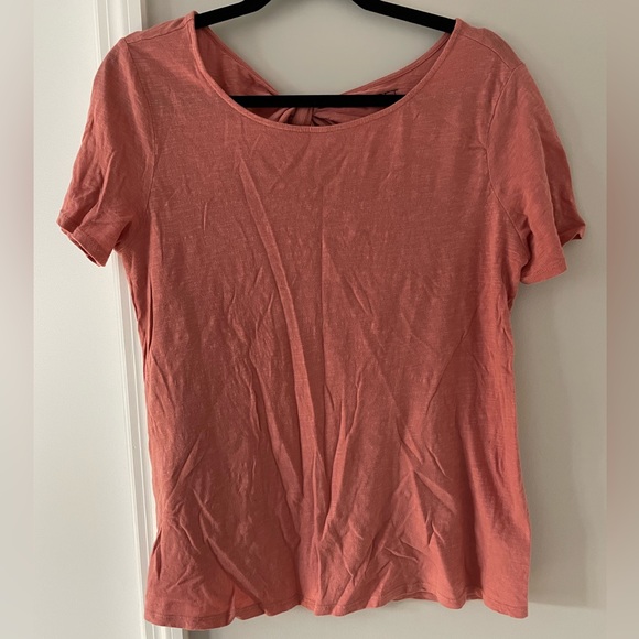 LOFT Tops - EUC Cutout Tied-Back Tee